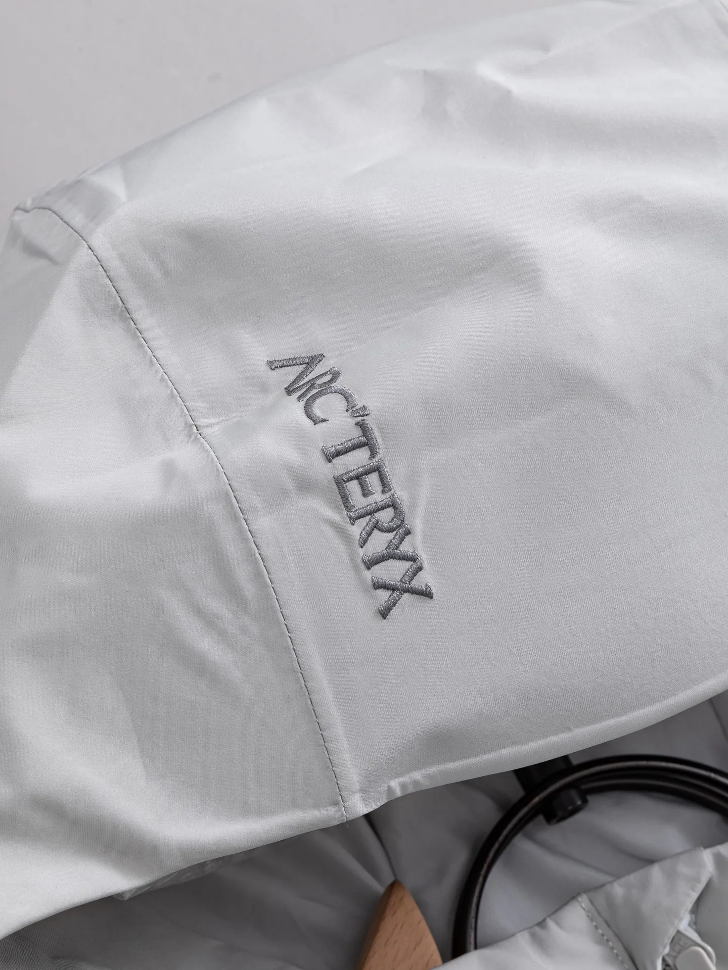 （ NFC） Arc‘teryx/ SOLANO HOODY SOLANO Jacket Same Style ， 2024 2025 ： 。 。 。 ： Gore-Tex （Windstopper） ， 、 Breathable 。 ， ， 。 DWR（ ） ， 。 3 、 （ 、 ）。 ， ， 。 # # #solano # # ： Size：S M L XL 2XL